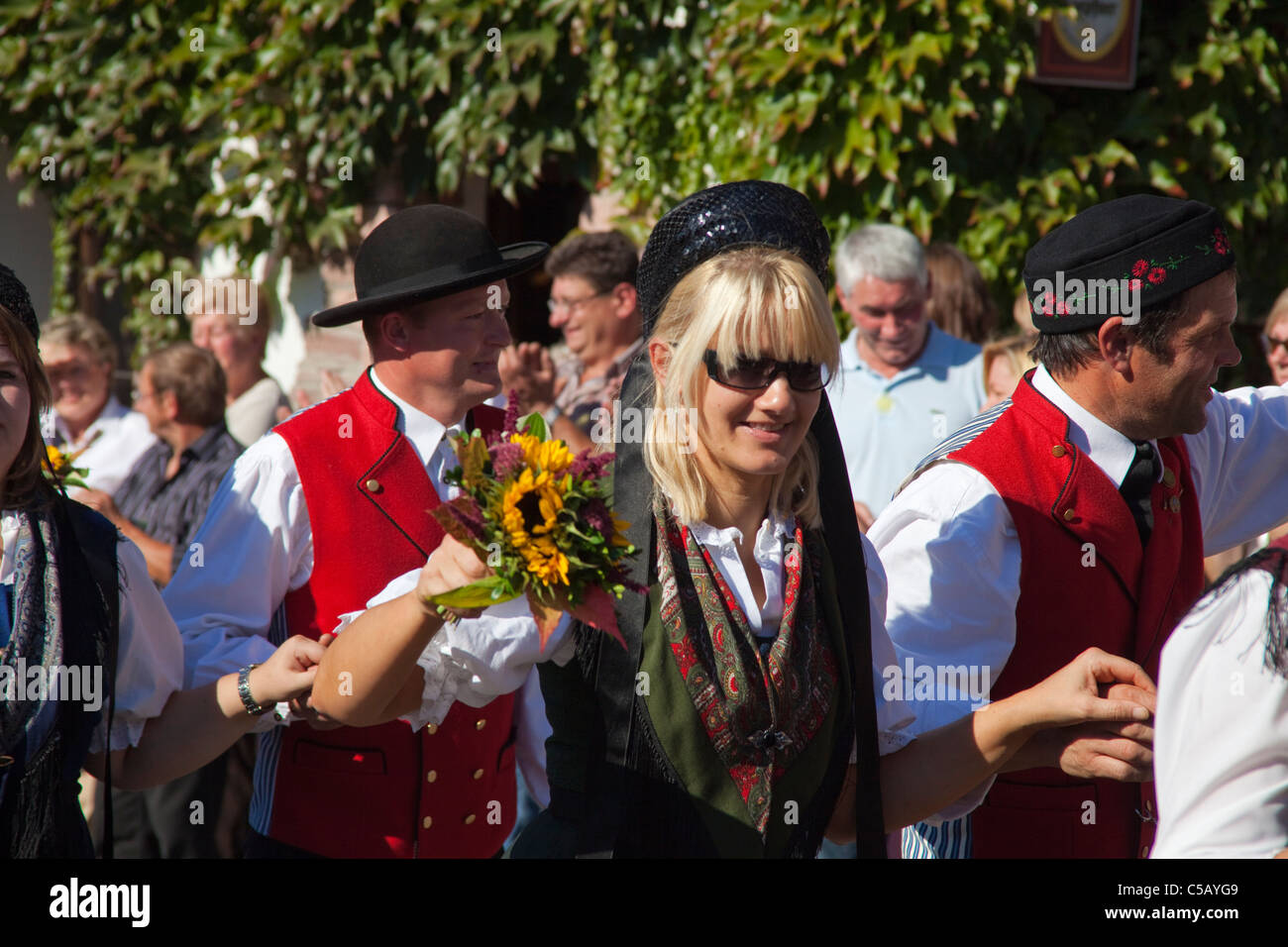 , Trachtengruppe Festumzug, Erntedankfest und Weinfest, Schwarzwald, personnes au festival Harvest Thanksgiving Day, Forêt Noire Banque D'Images