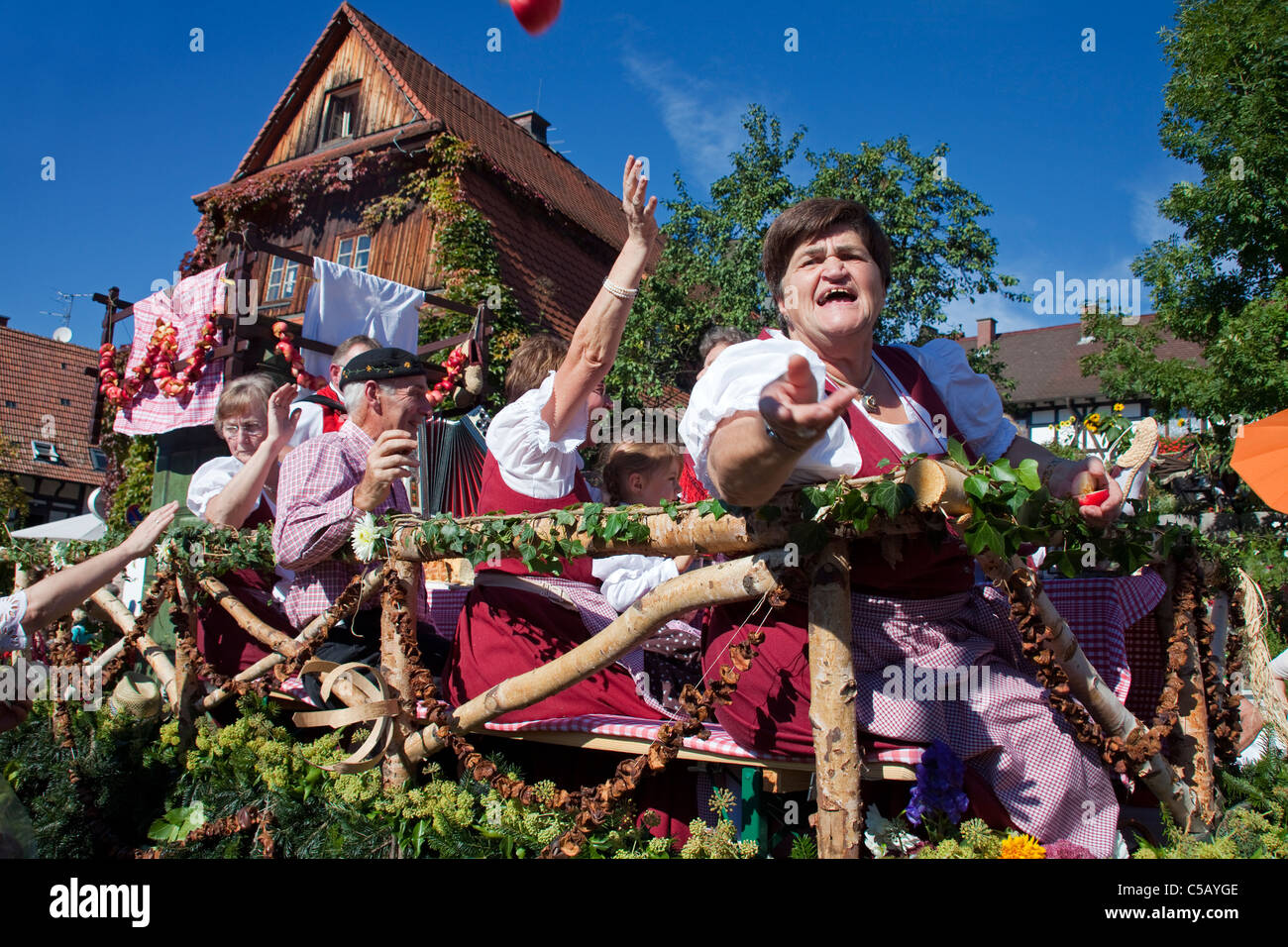 Festwagen, Festumzug, Erntedankfest und Weinfest, Schwarzwald, gens flotter harvest festival Thanksgiving Day, Forêt Noire Banque D'Images