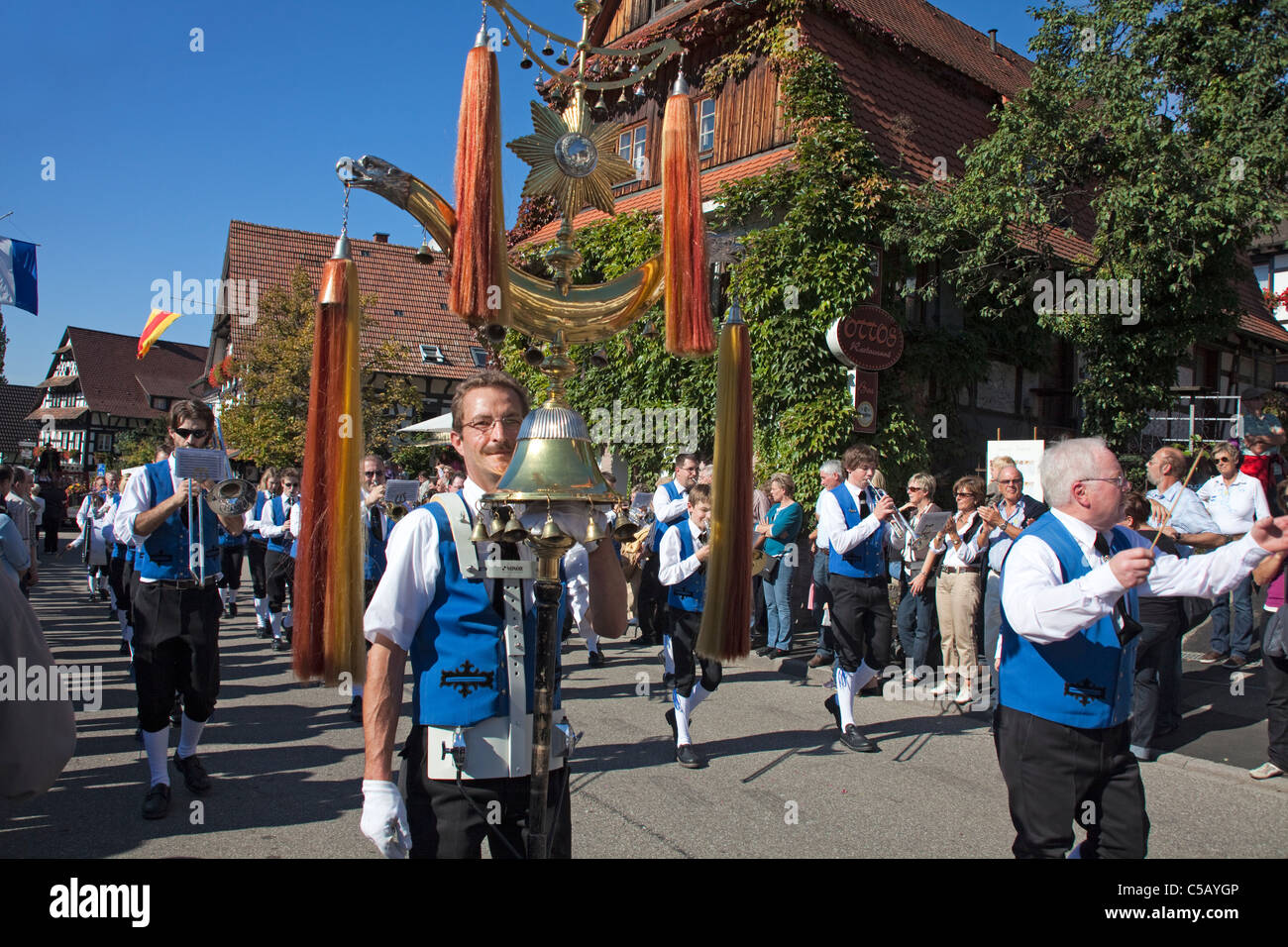 Musikkapelle Festumzug, Erntedankfest und Weinfest, Schwarzwald, gens flotter harvest festival Thanksgiving Day, Forêt Noire Banque D'Images