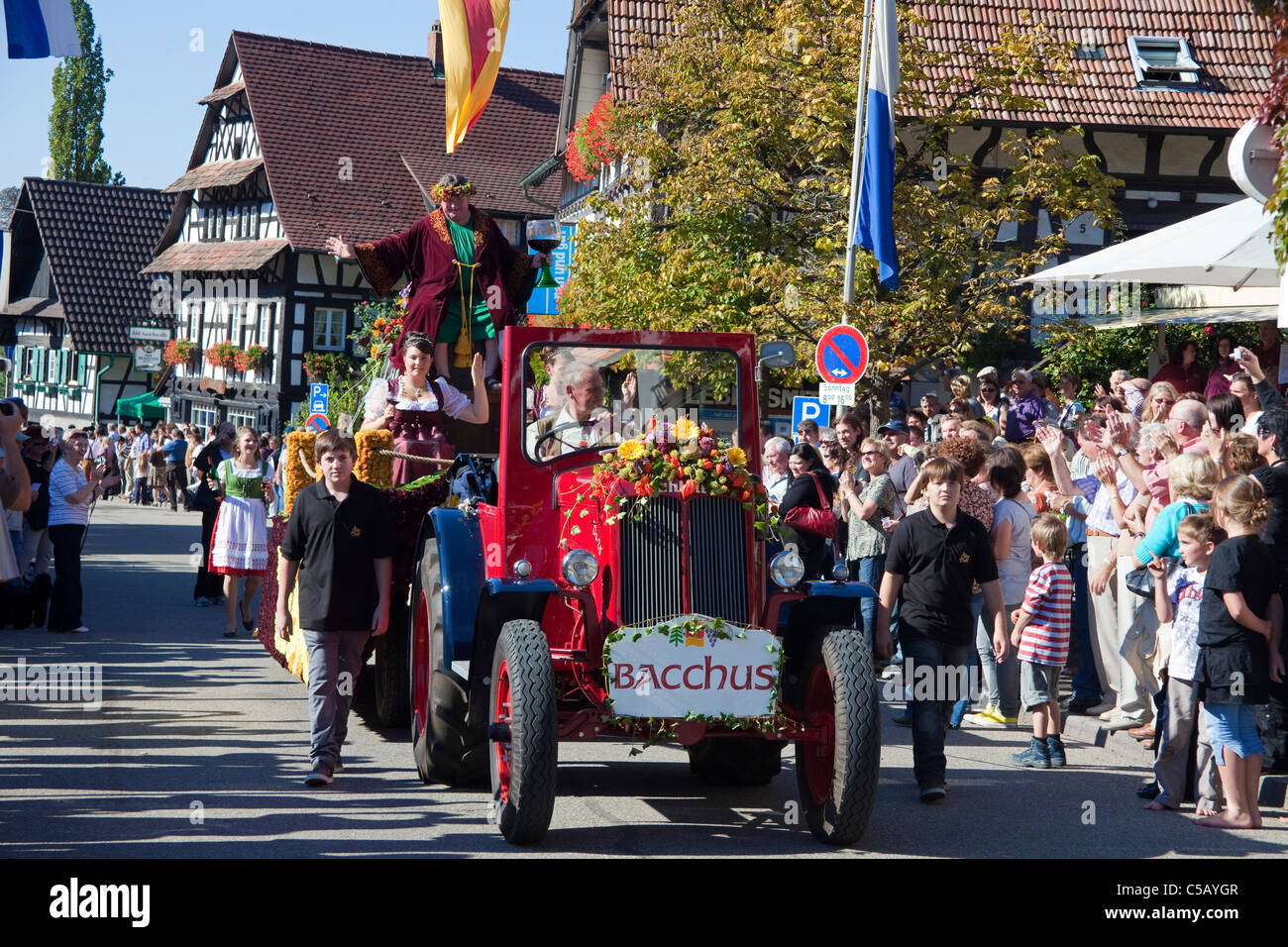 Fête folklorique avec groupes de costumes, festival de récolte, festival du vin, Sasbachwalden, Forêt Noire, Bade-Wurtemberg, Allemagne Banque D'Images