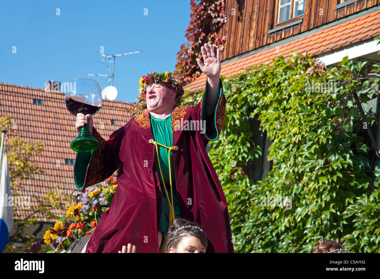 Bacchus le dieu du vin, fête folklorique avec groupes de costumes, fête de la récolte, festival du vin, Sasbachwalden, Forêt Noire, Bade-Wurtemberg, Allemagne Banque D'Images