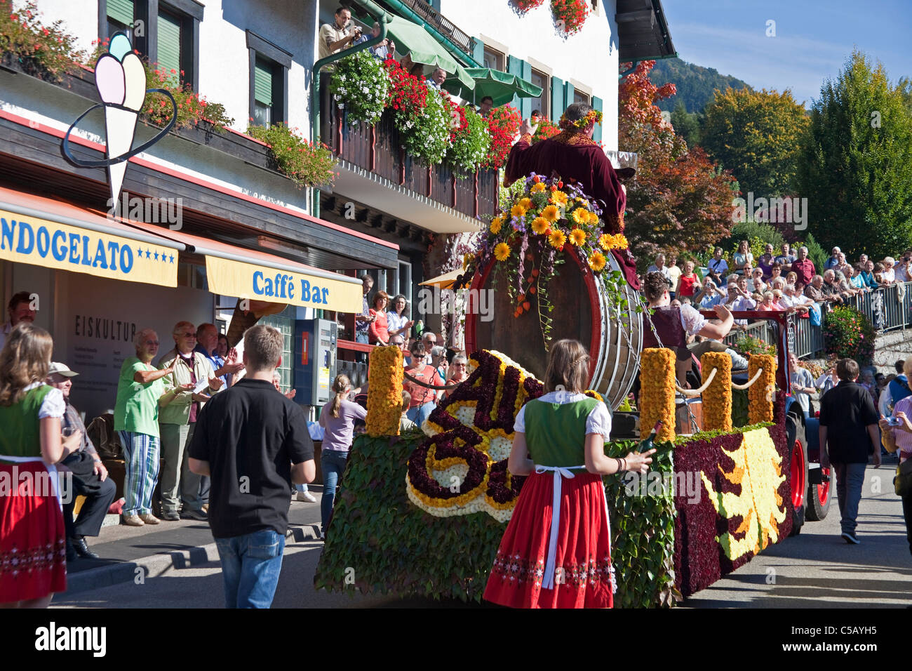 Festwagen, Festumzug, Erntedankfest und Weinfest, Schwarzwald, gens flotter harvest festival Thanksgiving Day, Forêt Noire Banque D'Images