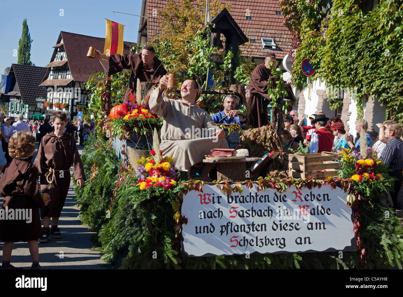 Moines de Schelzberg au festival folklorique, groupes de costumes, festival de récolte, festival du vin, Sasbachwalden, Forêt noire, Bade-Wurtemberg, Allemagne Banque D'Images