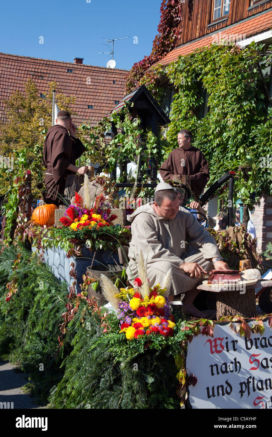 Moines de Schelzberg au festival folklorique, groupes de costumes, festival de récolte, festival du vin, Sasbachwalden, Forêt noire, Bade-Wurtemberg, Allemagne Banque D'Images