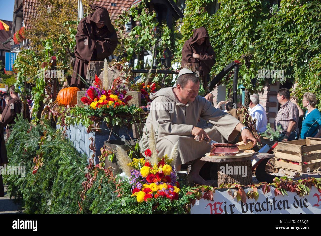 Moines de Schelzberg au festival folklorique, groupes de costumes, festival de récolte, festival du vin, Sasbachwalden, Forêt noire, Bade-Wurtemberg, Allemagne Banque D'Images