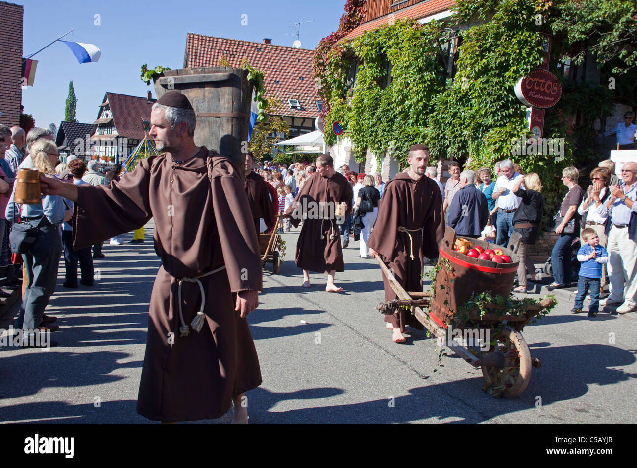 Moines de Schelzberg au festival folklorique, groupes de costumes, festival de récolte, festival du vin, Sasbachwalden, Forêt noire, Bade-Wurtemberg, Allemagne Banque D'Images