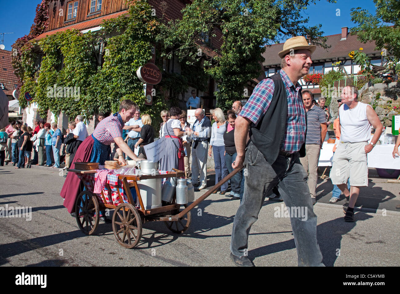 Festumzug, Erntedankfest und Weinfest, Schwarzwald, les personnes en costumes Harvest Festival Thanksgiving Day Journée Forêt Noire Banque D'Images