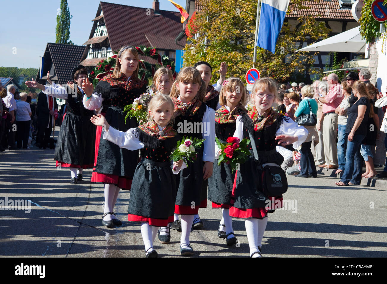 Kinder Trachtengruppe Festumzug Erntedankfest, Weinfest, pour les enfants en costumes Harvest Festival Thanksgiving Day Journée Forêt Noire Banque D'Images