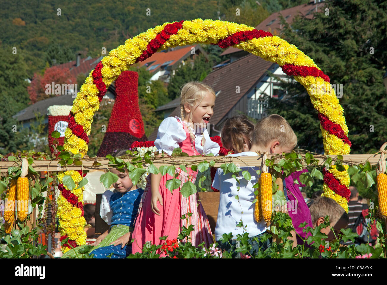 Festwagen Blumenschmuck Kinder auf mit, Festumzug, Erntedankfest und Weinfest, Harvest Festival, jour de Thanksgiving, Forêt-Noire Banque D'Images