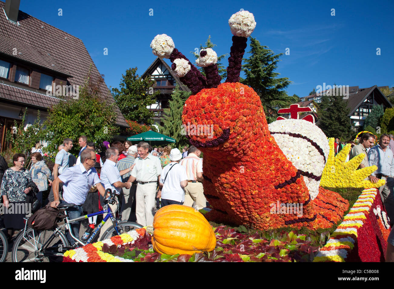 Festwagen Festumzug Blumenschmuck, mit, Erntedankfest und Weinfest, Harvest Festival, jour de Thanksgiving, Forêt-Noire Banque D'Images
