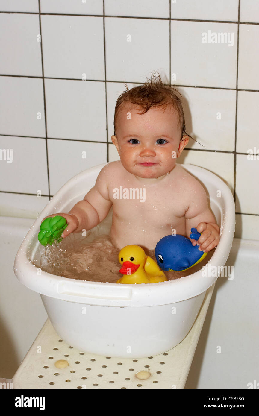 Portrait D Un Petit Bebe Avec Des Jouets Beneficiant D Un Bain Dans Une Baignoire Photo Stock Alamy