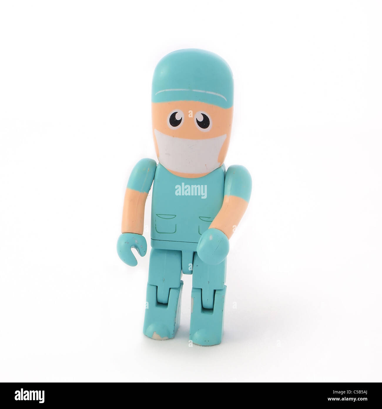 Marionnette jouet en plastique d'un chirurgien Chirurgie figure wearing green scrubs, isolé sur un fond blanc. Banque D'Images