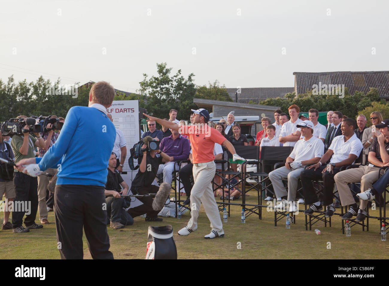 Professionnels & célébrités à une soirée de fléchettes Golf à groupe ouvert par Taylor Made at Royal Cinque Ports Golf Club Banque D'Images