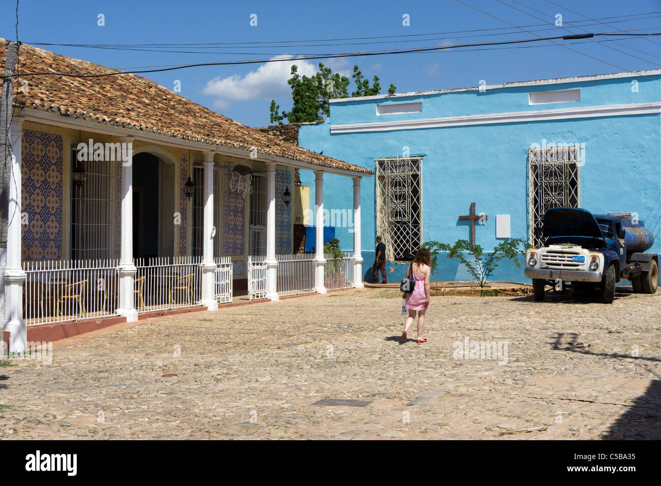 Femme seule ou d'une fille à marcher en direction de chapelle ou une église à Trinidad, Cuba Banque D'Images