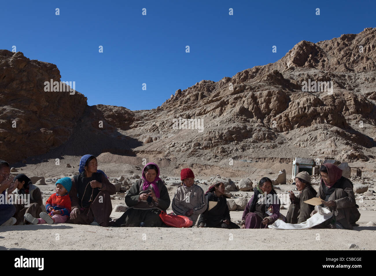 Sauver les enfants des programmes d'allégement de fournir aux familles touchées par les inondations en Igoo, Ladakh. Banque D'Images