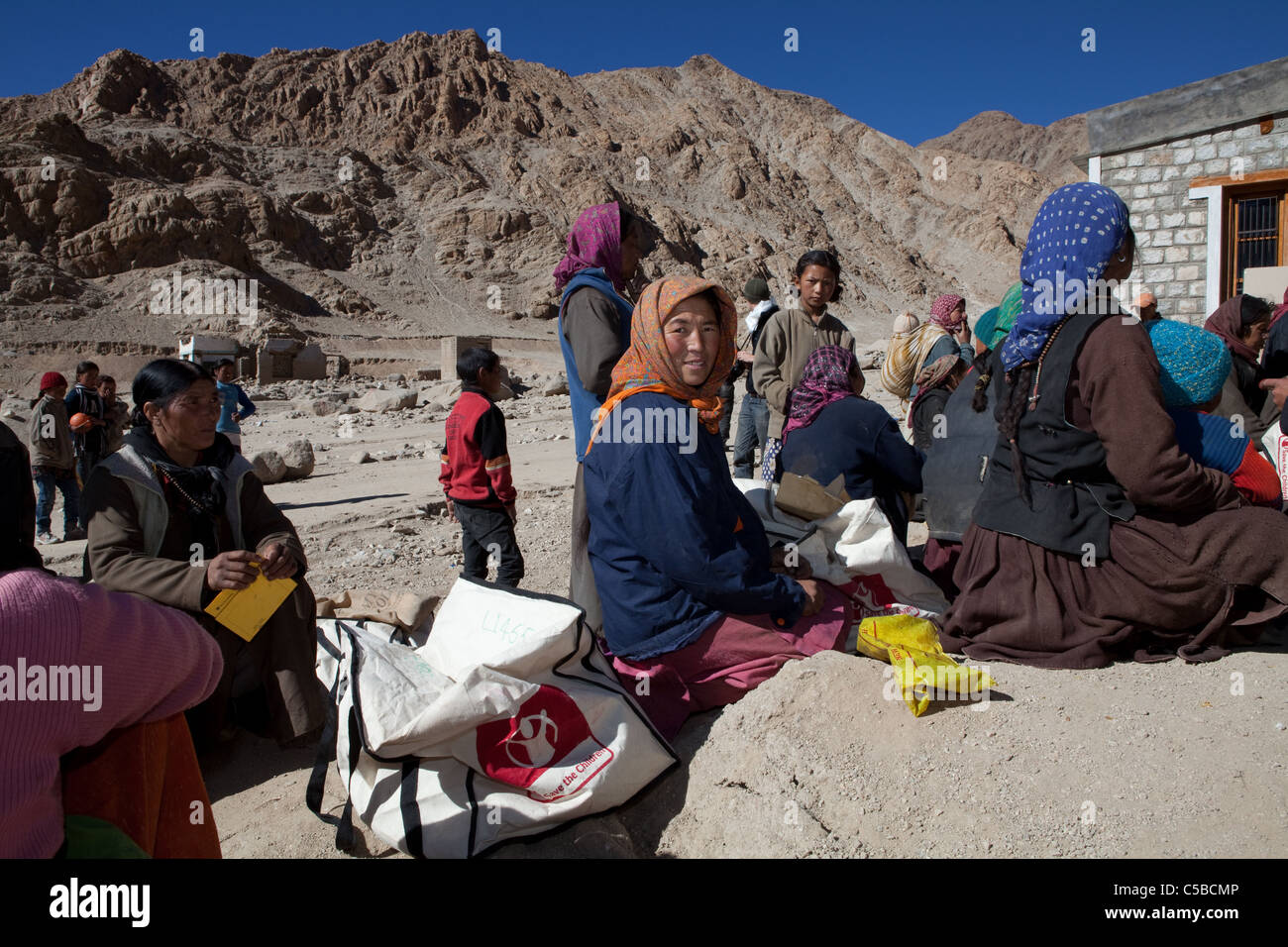 Sauver les enfants des programmes d'allégement de fournir aux familles touchées par les inondations en Igoo, Ladakh. Banque D'Images