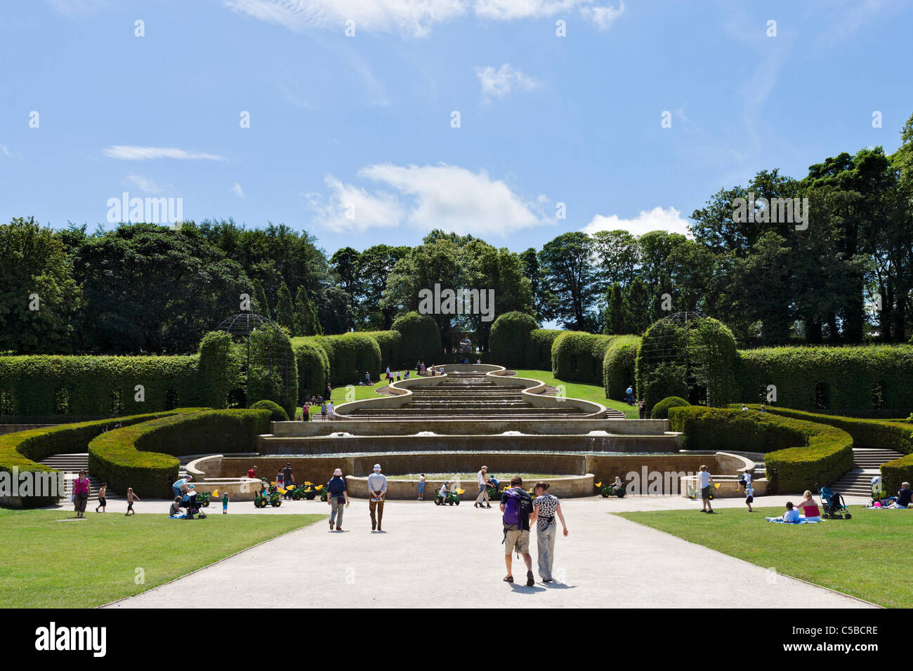 La Grande Cascade, le jardin d'Alnwick et château d'Alnwick, Alnwick, Northumberland, Angleterre du Nord-Est, Royaume-Uni Banque D'Images