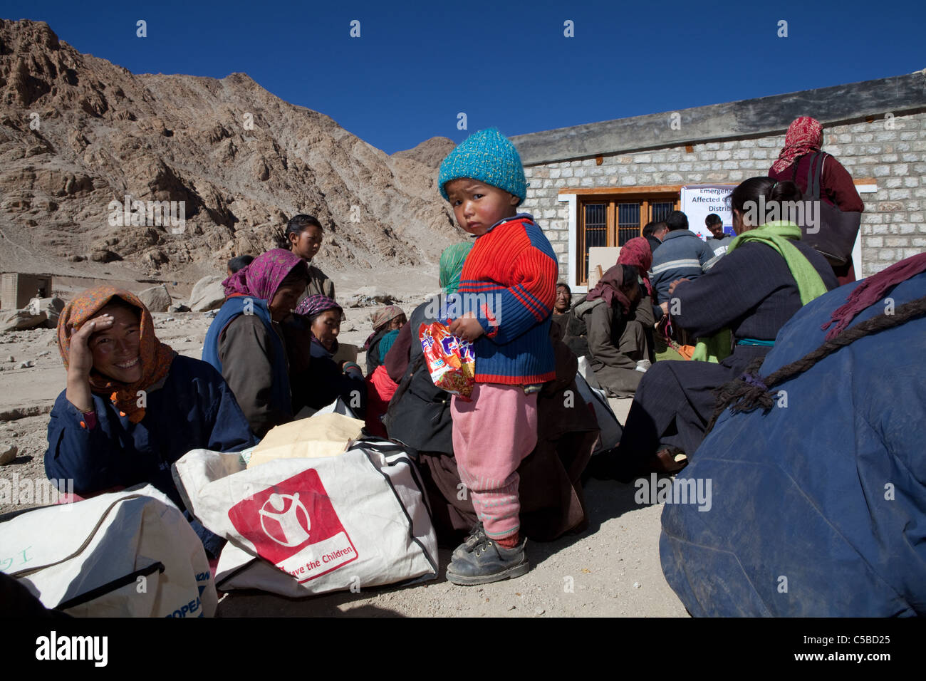 Sauver les enfants des programmes d'allégement de fournir aux familles touchées par les inondations en Igoo, Ladakh. Banque D'Images