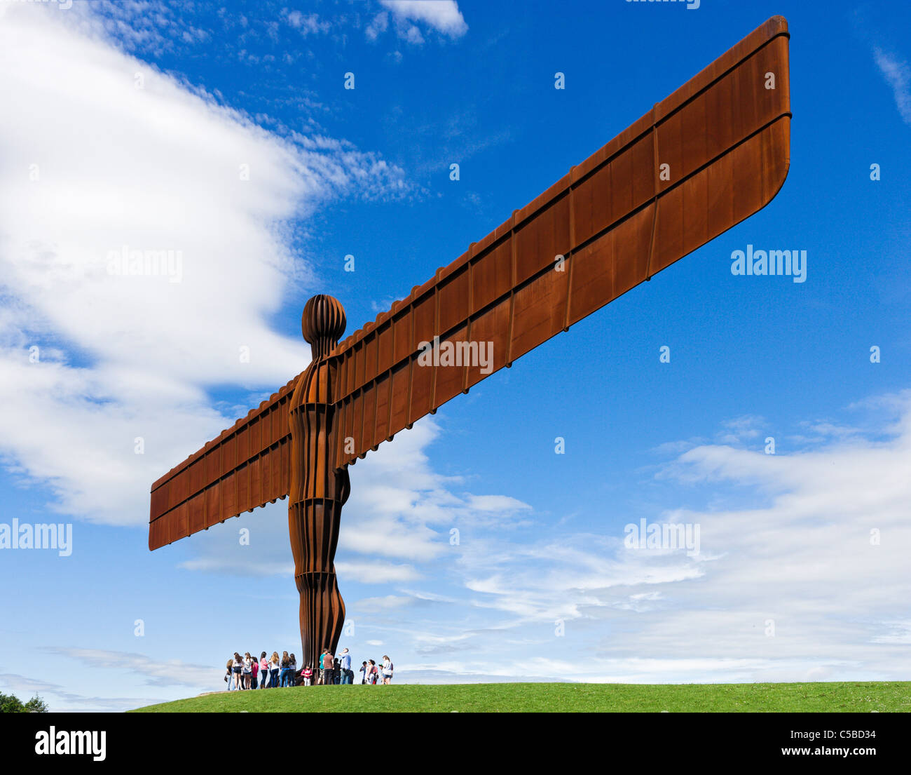 Les touristes sous l'Ange de la sculpture du Nord par Antony Gormley, Gateshead, Tyne et Wear, Angleterre du Nord-Est, Royaume-Uni Banque D'Images