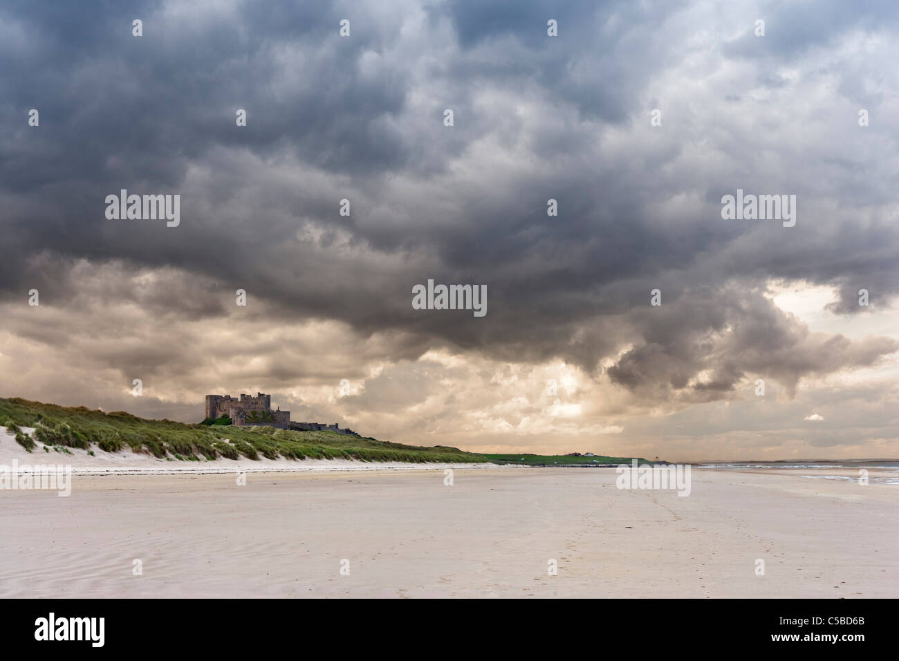 Afficher le long de la plage de Château de Bamburgh sur la côte de Northumberland, Angleterre du Nord-Est, Royaume-Uni Banque D'Images