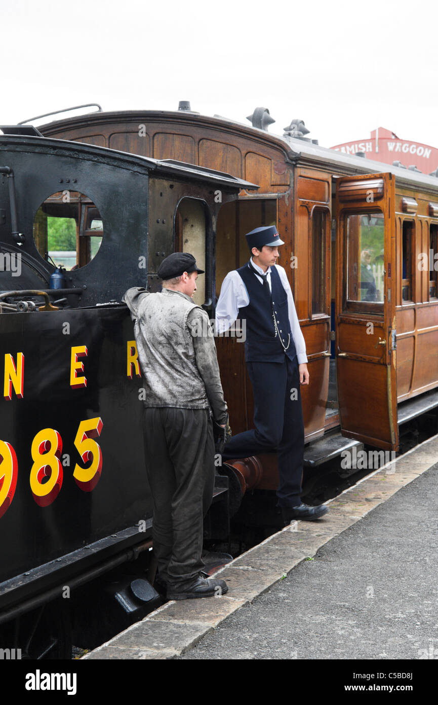 Vieux train à vapeur sur la plate-forme à la gare, Beamish Open Air Museum, County Durham, Angleterre du Nord-Est, Royaume-Uni Banque D'Images