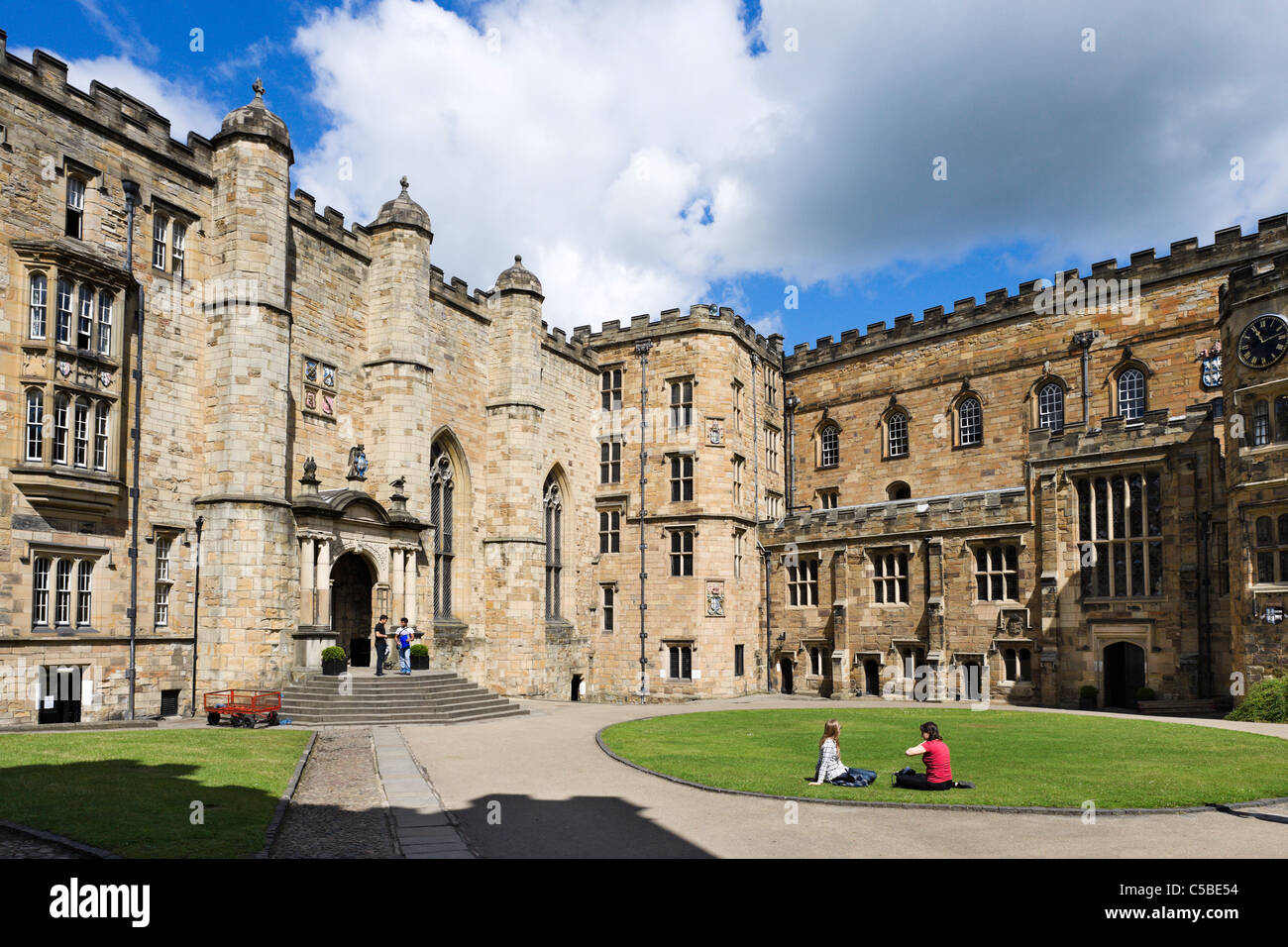 En Quadrangle château de Durham (University College, Durham), Durham, County Durham, Angleterre du Nord-Est, Royaume-Uni Banque D'Images En Quadrangle château de Durham (University College, Durham), Durham, County Durham, Angleterre du Nord-Est, Royaume-Uni Banque D'Images