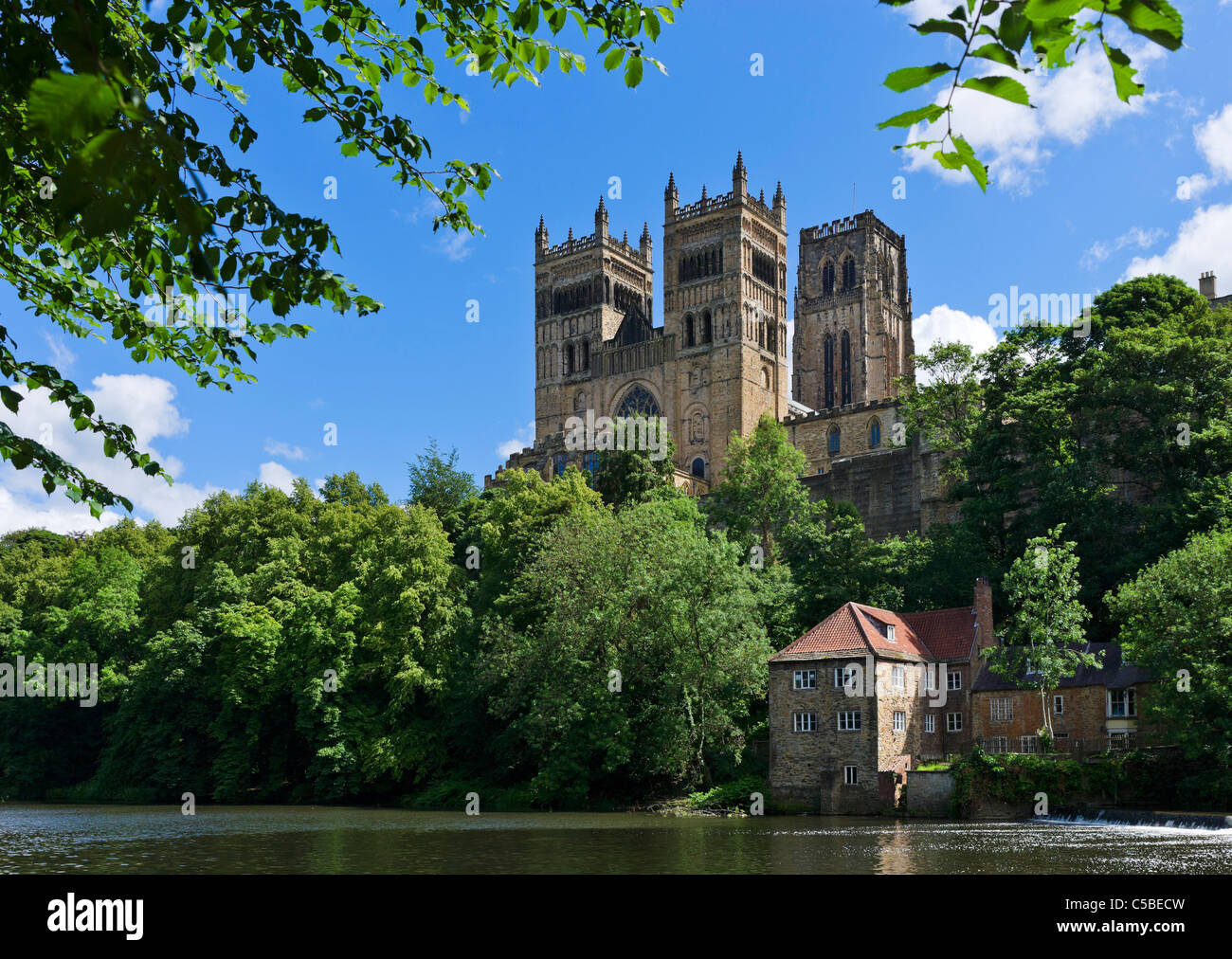 Cathédrale de Durham des berges de la rivière Wear, Durham, County Durham, Angleterre du Nord-Est, Royaume-Uni Banque D'Images