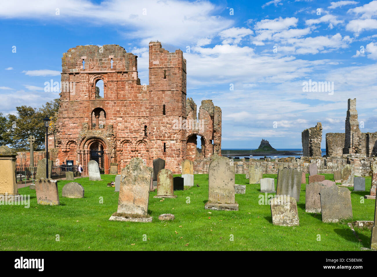 Cimetière en Prieuré de Lindisfarne avec Château de Lindisfarne dans la distance, l'Île Sainte, Northumberland, Angleterre du Nord-Est, Royaume-Uni Banque D'Images