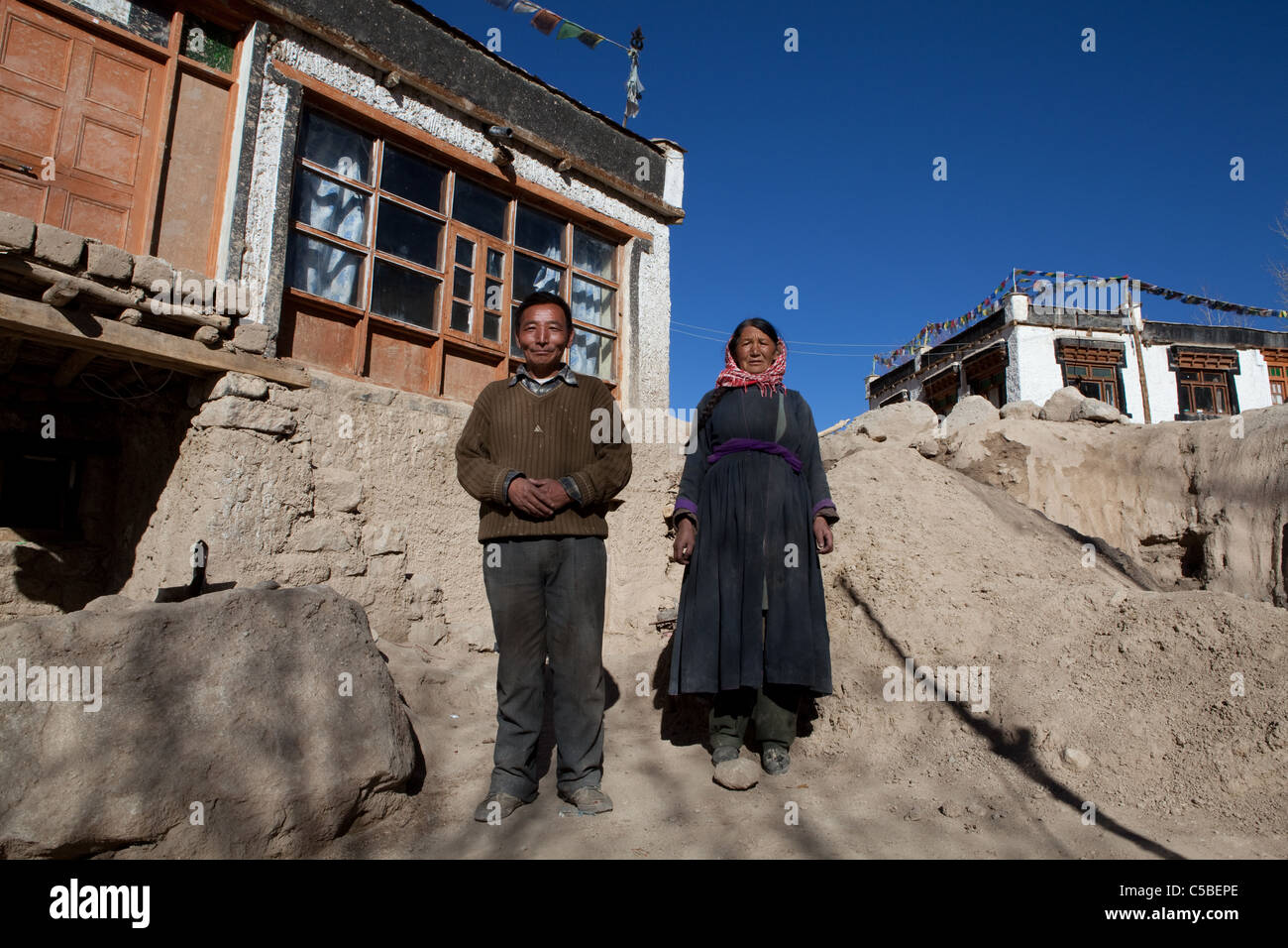 Monsieur le Lahwang Phuntsog Janjan (53) et son épouse Mme Sonam Dolma (49) sont considérées ici dans leur maison endommagée par les inondations en Igoo, Ladakh. Banque D'Images