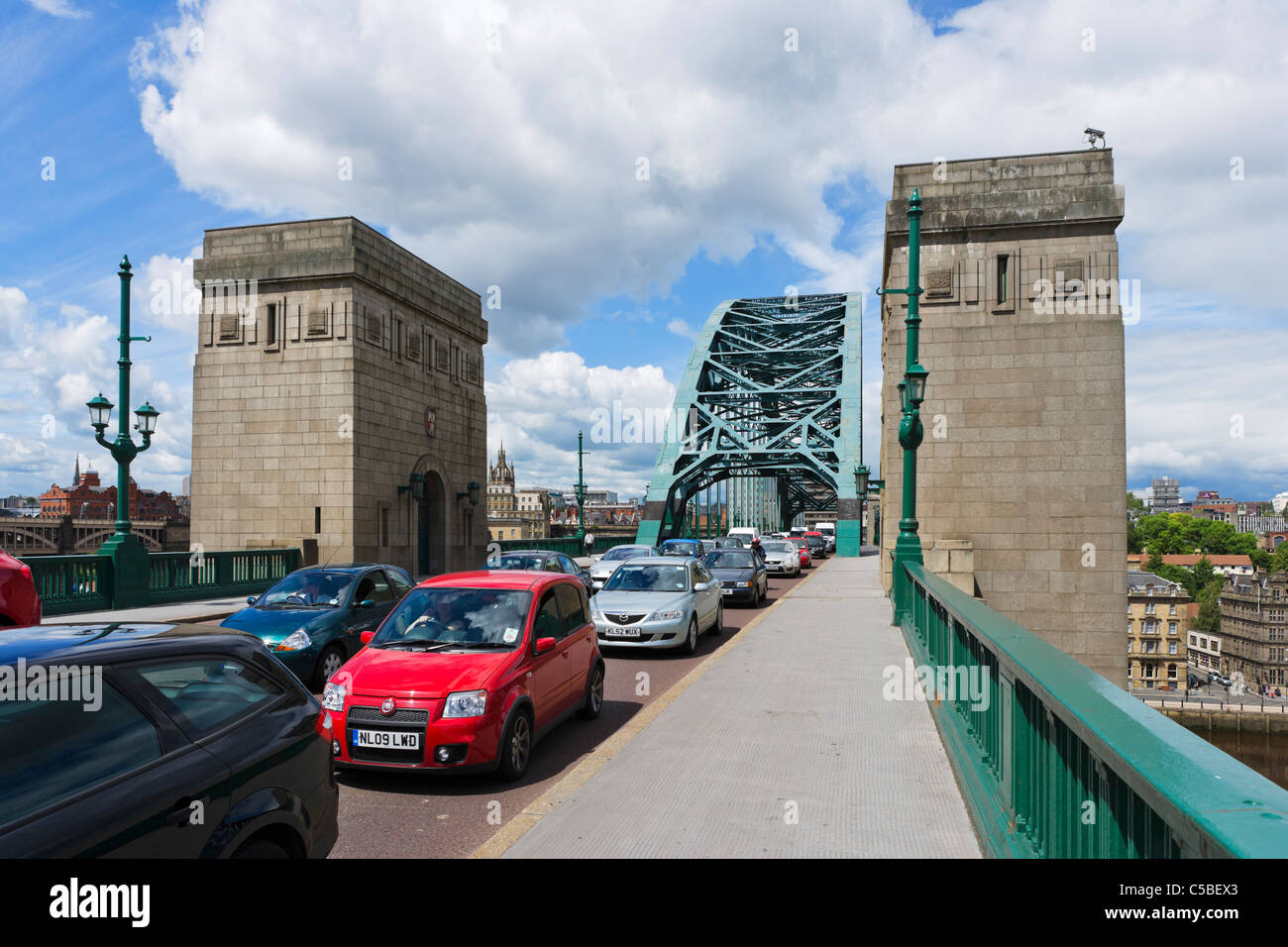 Le trafic traversant le pont Tyne sur le côté, Gateshead Newcastle-upon-Tyne, Tyne et Wear, Angleterre du Nord-Est, Royaume-Uni Banque D'Images