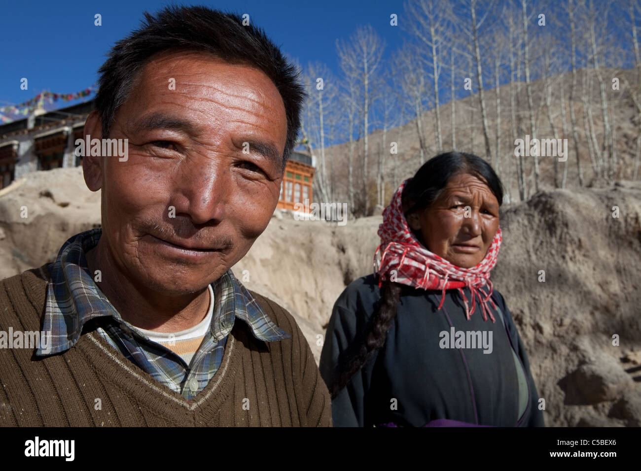 Monsieur le Lahwang Phuntsog Janjan (53) et son épouse Mme Sonam Dolma (49) sont considérées ici dans leur maison endommagée par les inondations en Igoo, Ladakh. Banque D'Images
