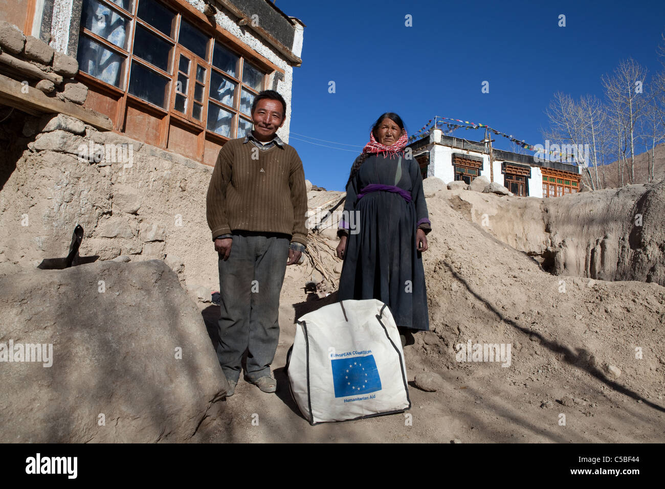 Monsieur le Lahwang Phuntsog Janjan (53) et son épouse Mme Sonam Dolma (49) reçoivent de l'aide à leur maison endommagée par les inondations en Igoo, Ladakh. Banque D'Images