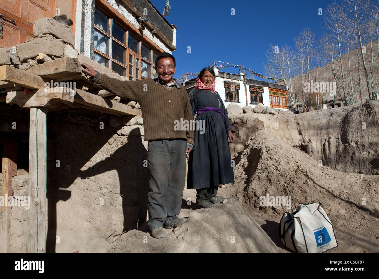 Monsieur le Lahwang Phuntsog Janjan (53) et son épouse Mme Sonam Dolma (49) reçoivent de l'aide à leur maison endommagée par les inondations en Igoo, Ladakh. Banque D'Images