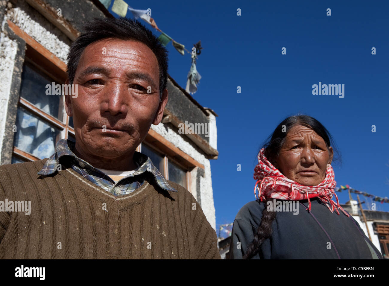 Monsieur le Lahwang Phuntsog Janjan (53) et son épouse Mme Sonam Dolma (49) sont considérées ici dans leur maison endommagée par les inondations en Igoo, Ladakh. Banque D'Images