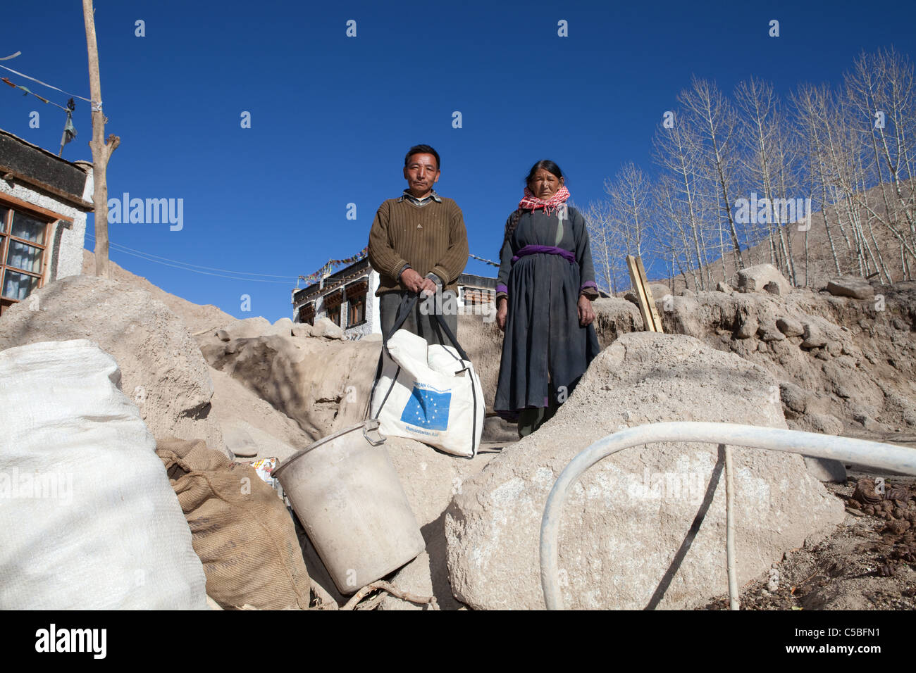 Monsieur le Lahwang Phuntsog Janjan (53) et son épouse Mme Sonam Dolma (49) sont considérées ici dans leur maison endommagée par les inondations en Igoo, Ladakh. Banque D'Images