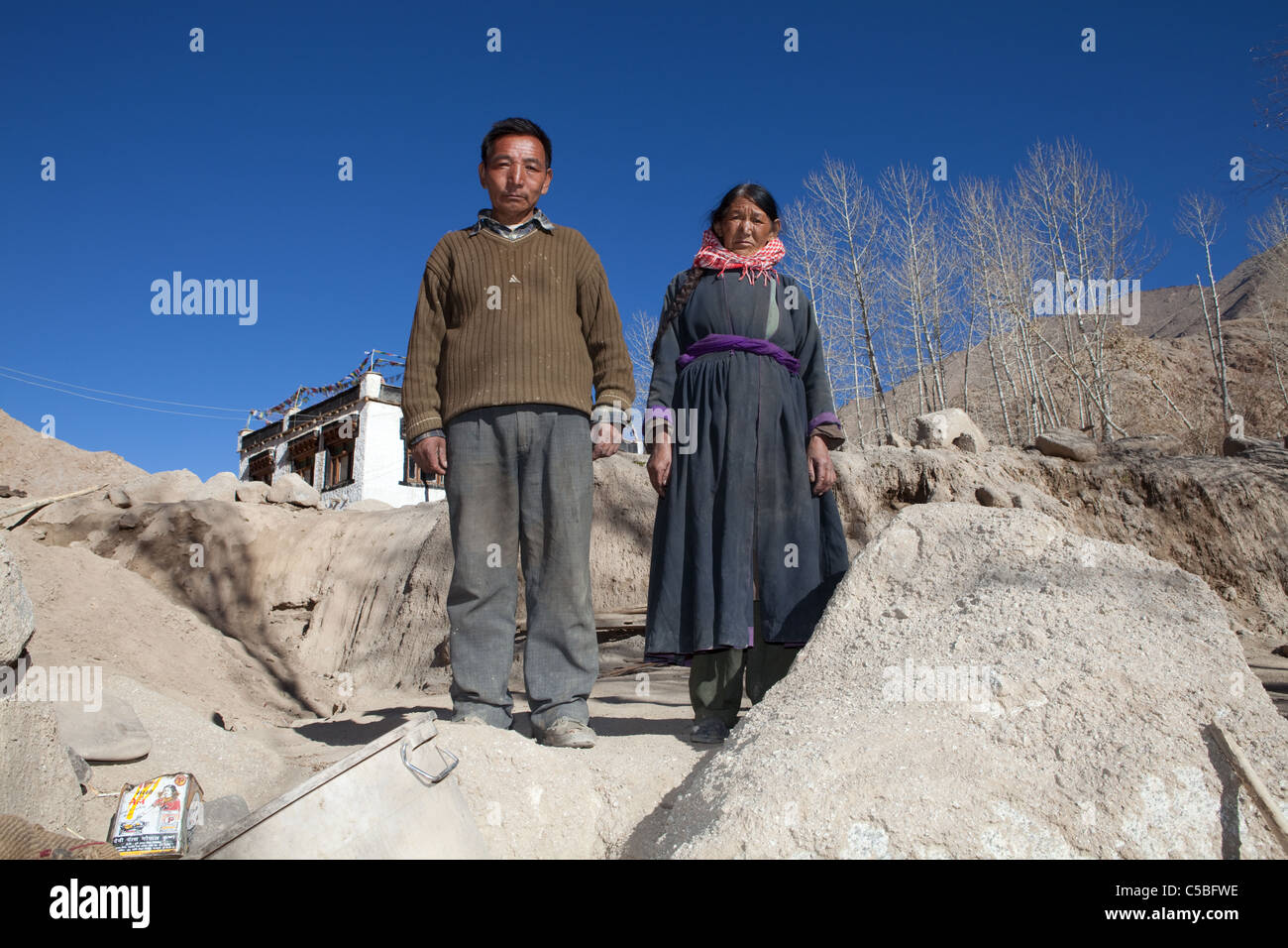 Monsieur le Lahwang Phuntsog Janjan (53) et son épouse Mme Sonam Dolma (49) sont considérées ici dans leur maison endommagée par les inondations en Igoo, Ladakh. Banque D'Images