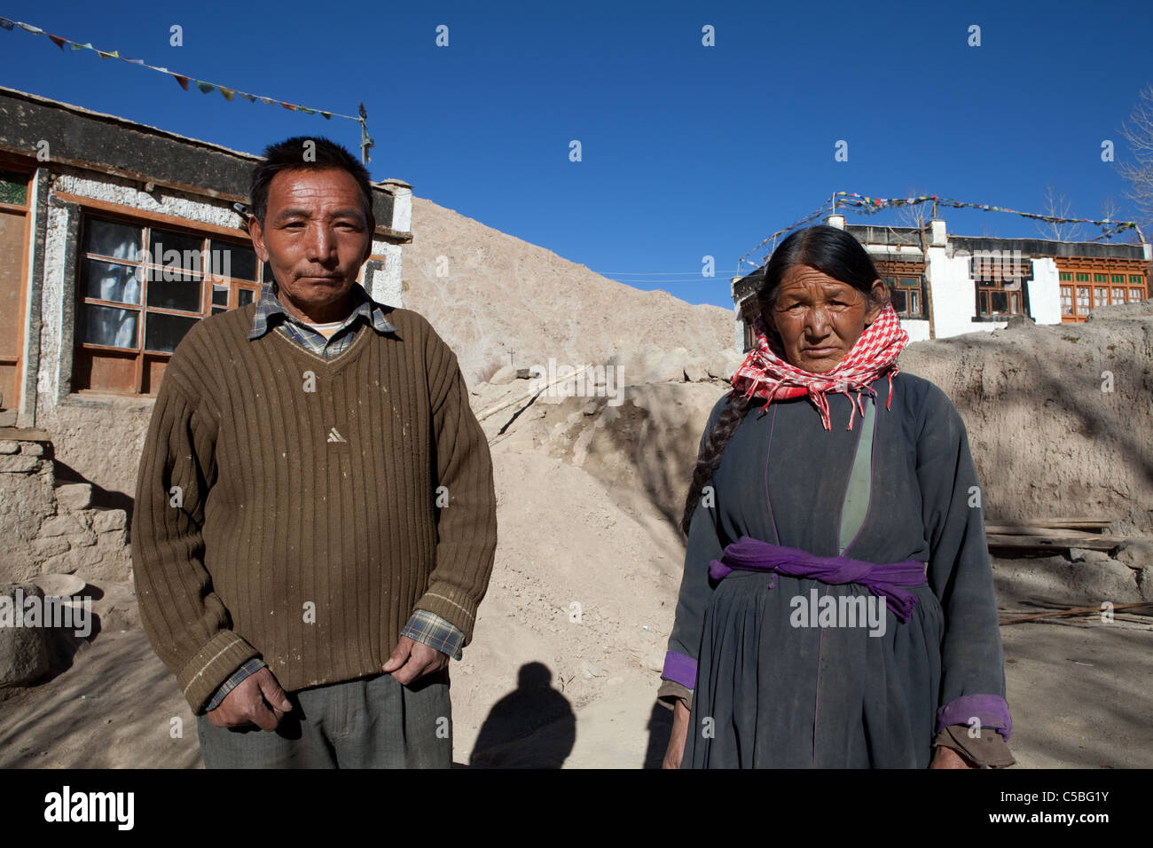 Monsieur le Lahwang Phuntsog Janjan (53) et son épouse Mme Sonam Dolma (49) sont considérées ici dans leur maison endommagée par les inondations en Igoo, Ladakh. Banque D'Images