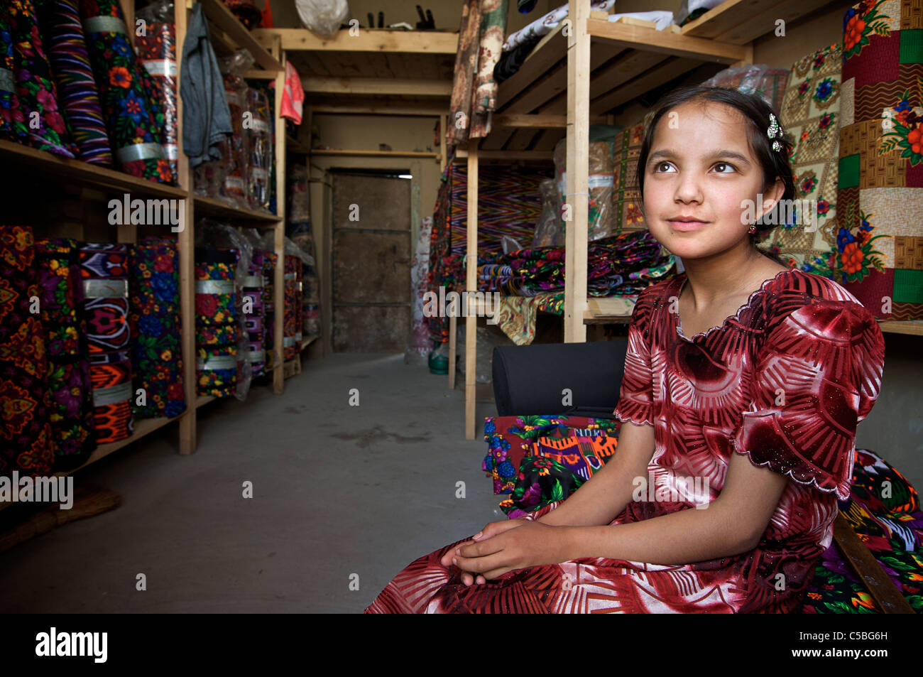 Shop keepers fille - tissu boutique, Urgut, marché de Samarkand (Ouzbékistan) Banque D'Images