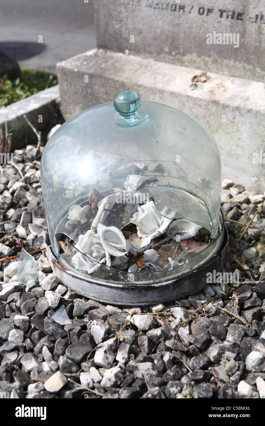 Cloche cassée à une grave Banque D'Images