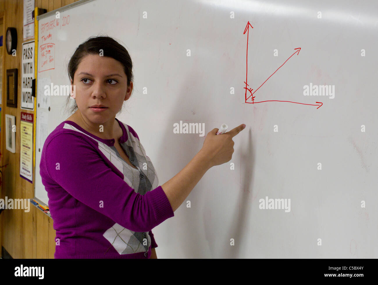 Femme Young à points diagramme d'angle sur un tableau blanc dans le sud du Texas high school classroom Banque D'Images