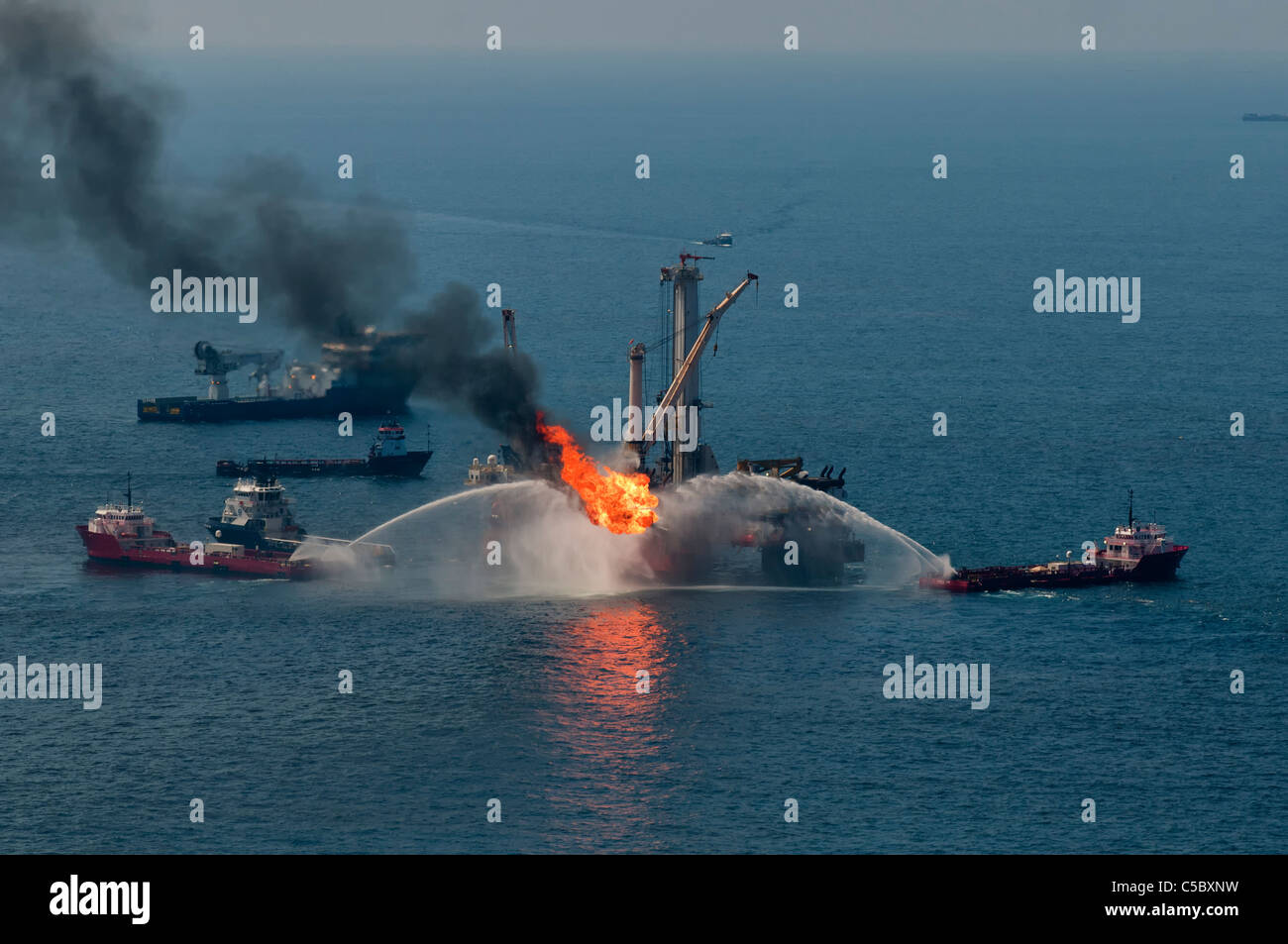 Q4000 Helix huile en feu au MC252 (bloc 252) Mississippi Canyon site, Golfe du Mexique, la Louisiane. La flamme est de 75 à 100 pieds. Banque D'Images