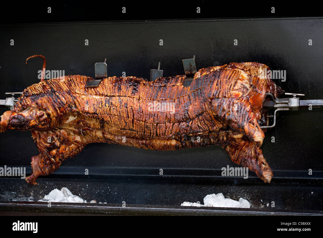 Rôti de porc à la broche Cuisson Photo Stock - Alamy