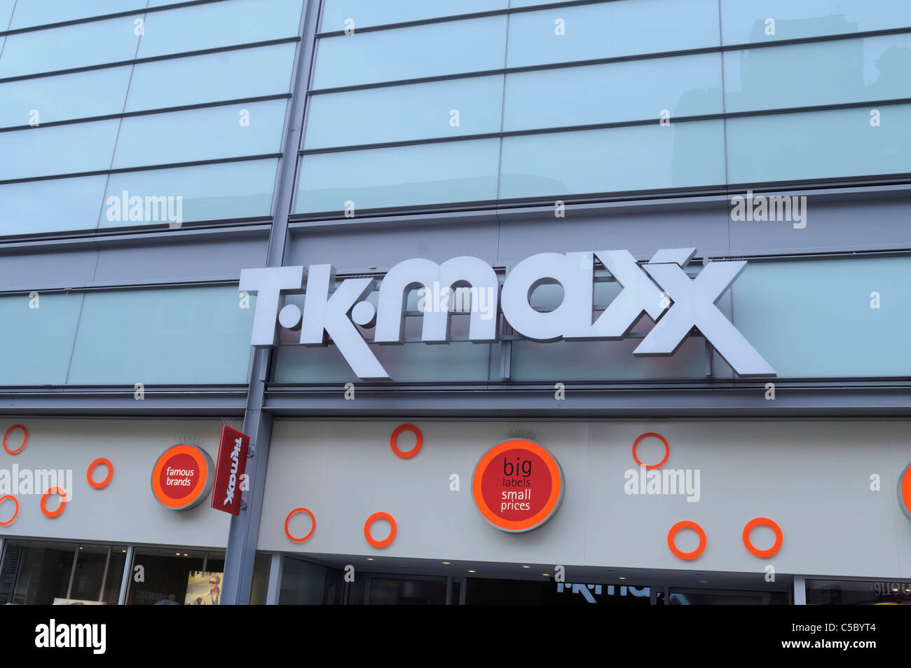 T K Maxx Store Logo à Manchester en Angleterre une filiale de la United States Chain TJ Maxx Banque D'Images