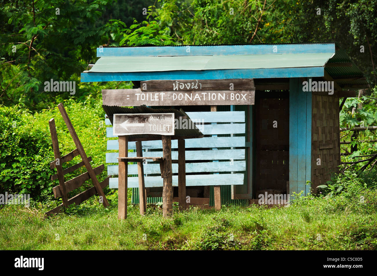 Une toilette dans un village appelé longue Huay Pu Keng près de Mae Hong Son, province de Mae Hong Son, Thaïlande Banque D'Images