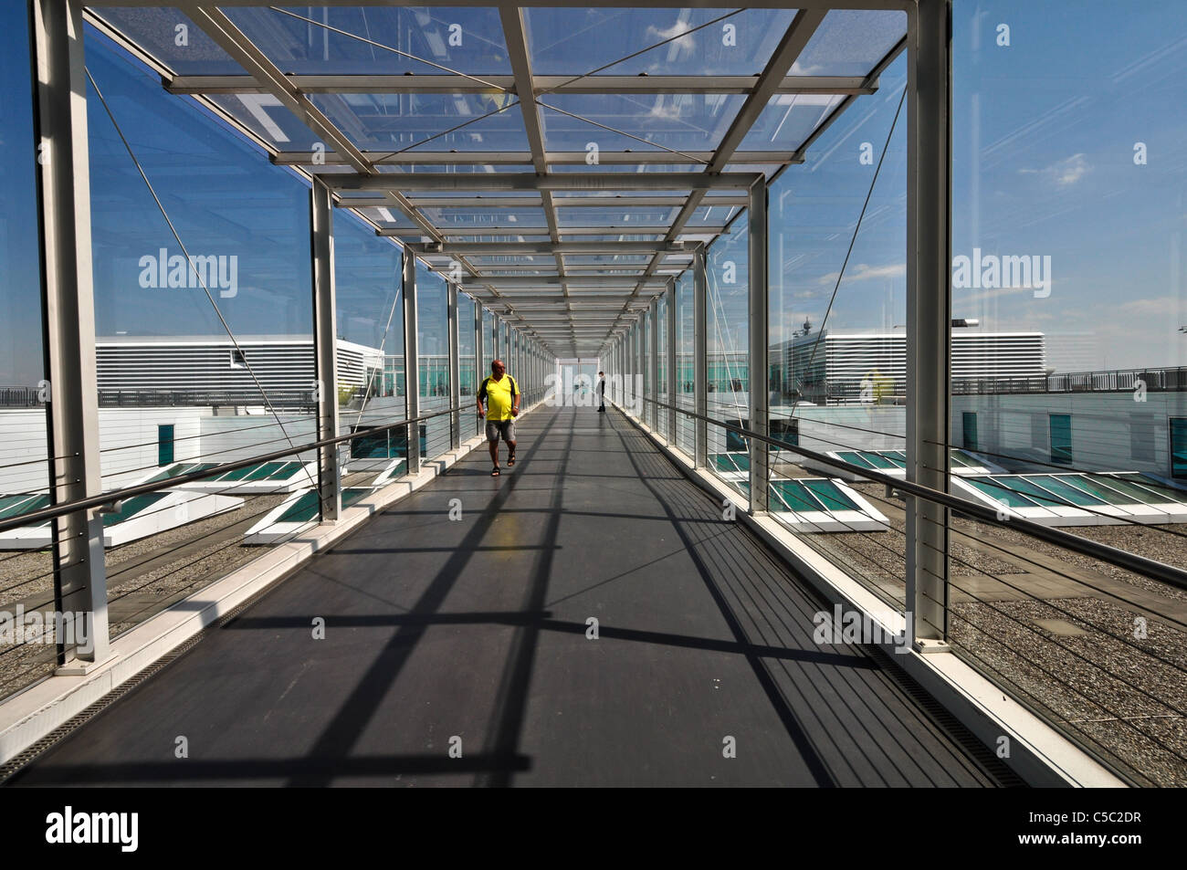 Passage en verre (accès à la terrasse panoramique) à l'aéroport de Munich - Munich, Allemagne Banque D'Images