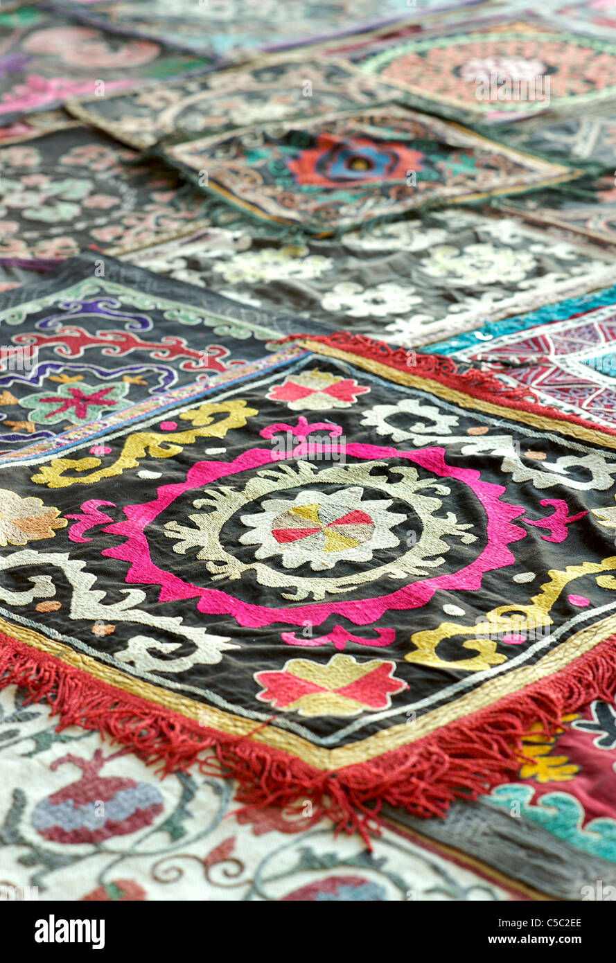 Suzani. Textiles brodés de soie Samarkand, Ouzbékistan Banque D'Images