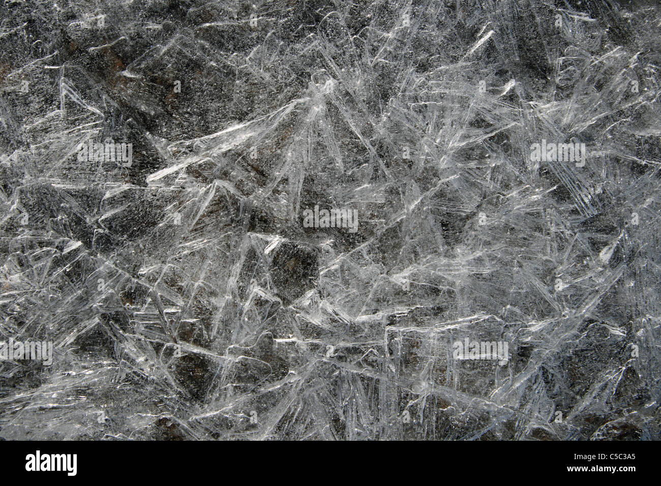 L'eau gelée glace texture de fond avec certains cristaux visible Banque D'Images
