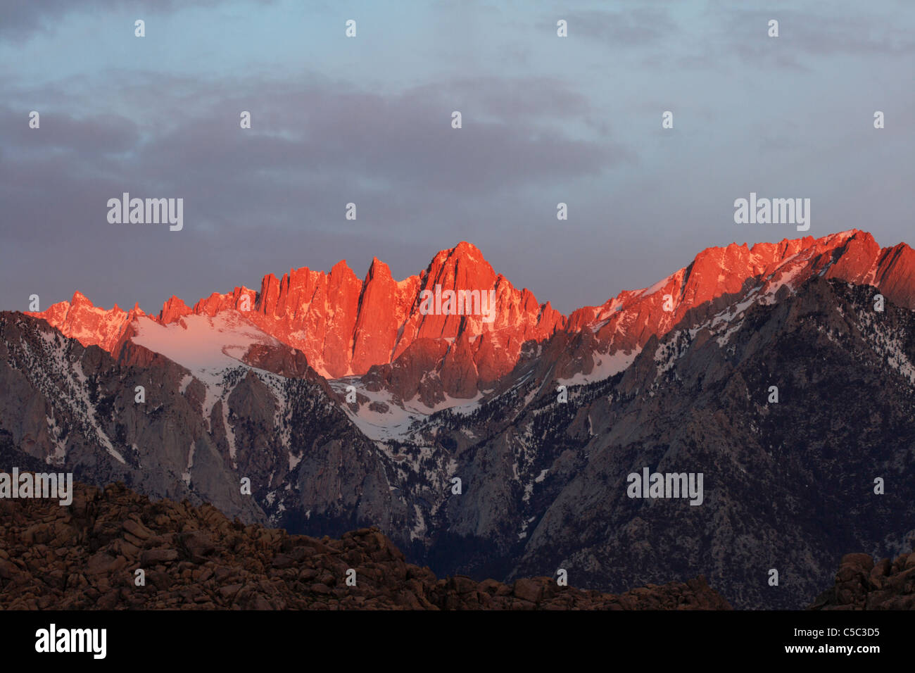 Le Mont Whitney, le plus haut point dans les 48 États allumé par alpenglow tôt le matin Banque D'Images