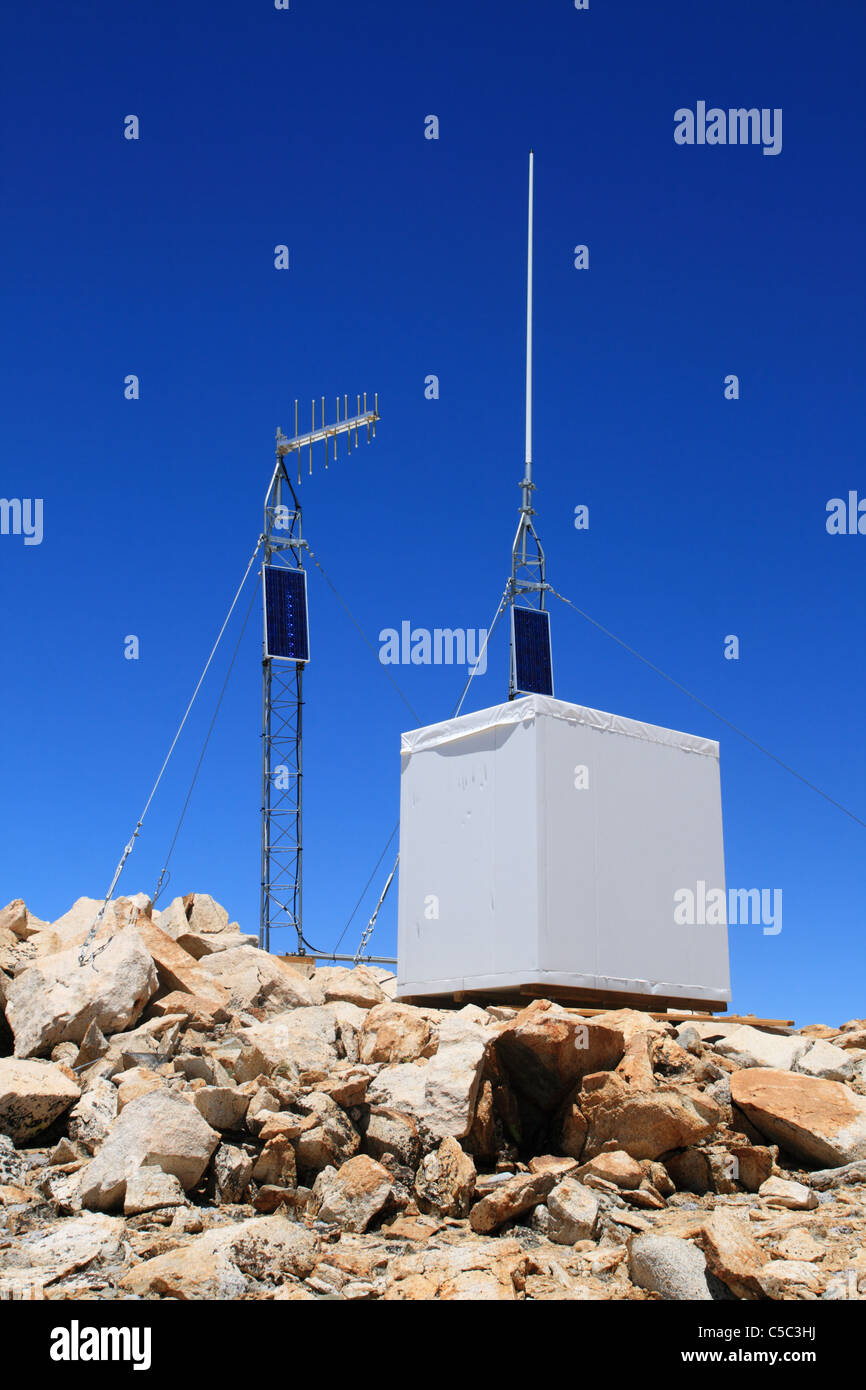 Radio solaire station de répéteur sur le mont Gould dans les montagnes de la Sierra Nevada Banque D'Images