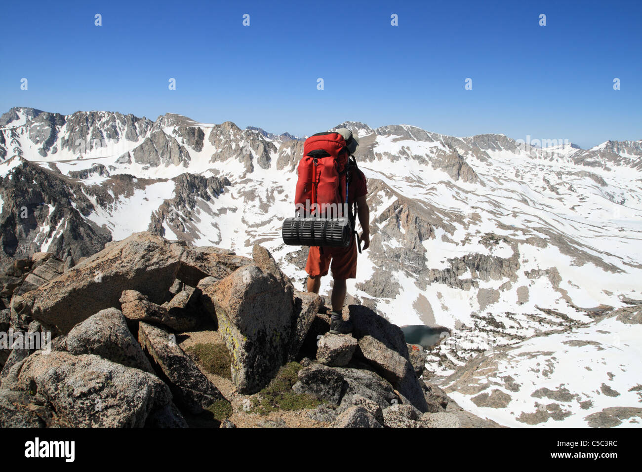 Vue arrière d'un homme backpacker sur Piute Pass dans les montagnes de la Sierra Nevada de la montagne de Emerson Banque D'Images